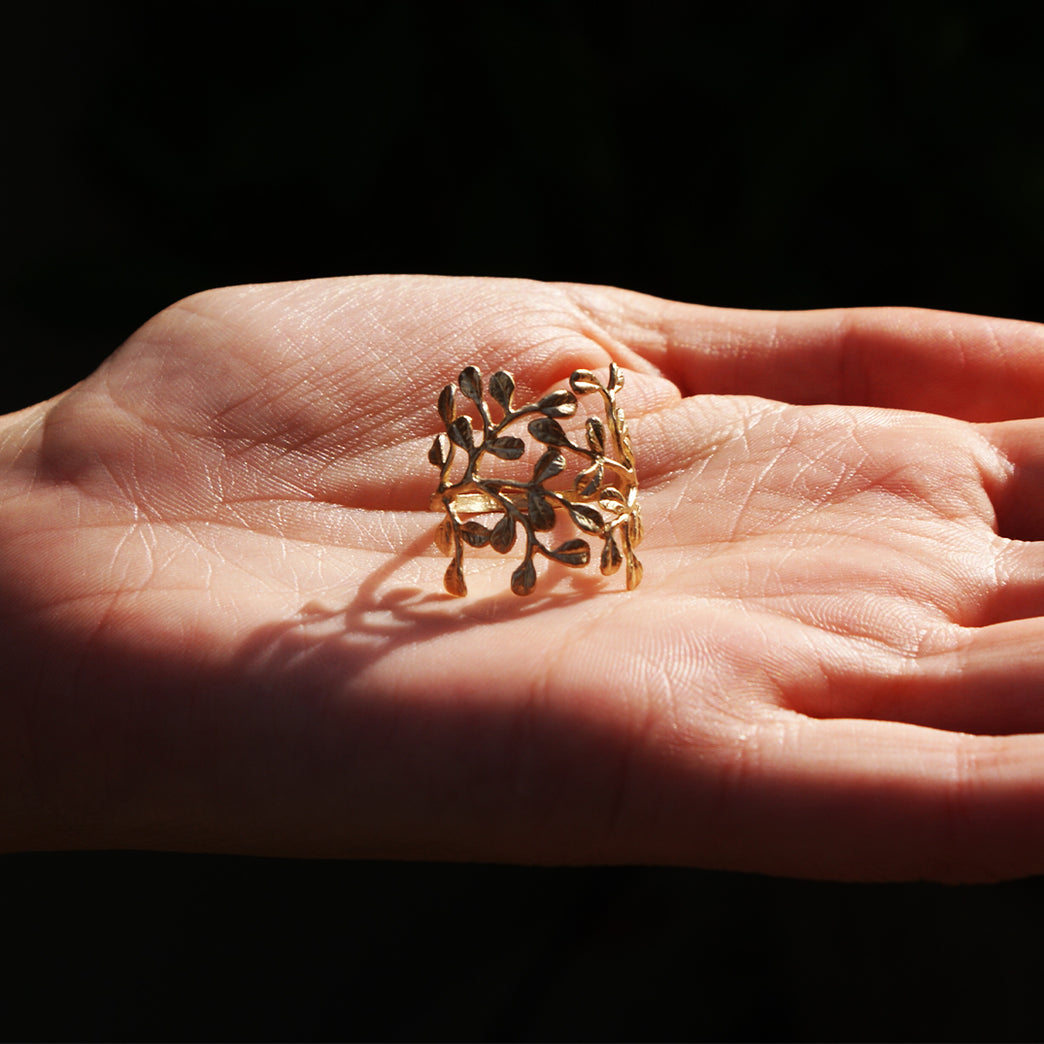 Anello Ramellia in oro giallo 9 carati, dettaglio lavorazione artigianale – Adamas Gioielli Milano