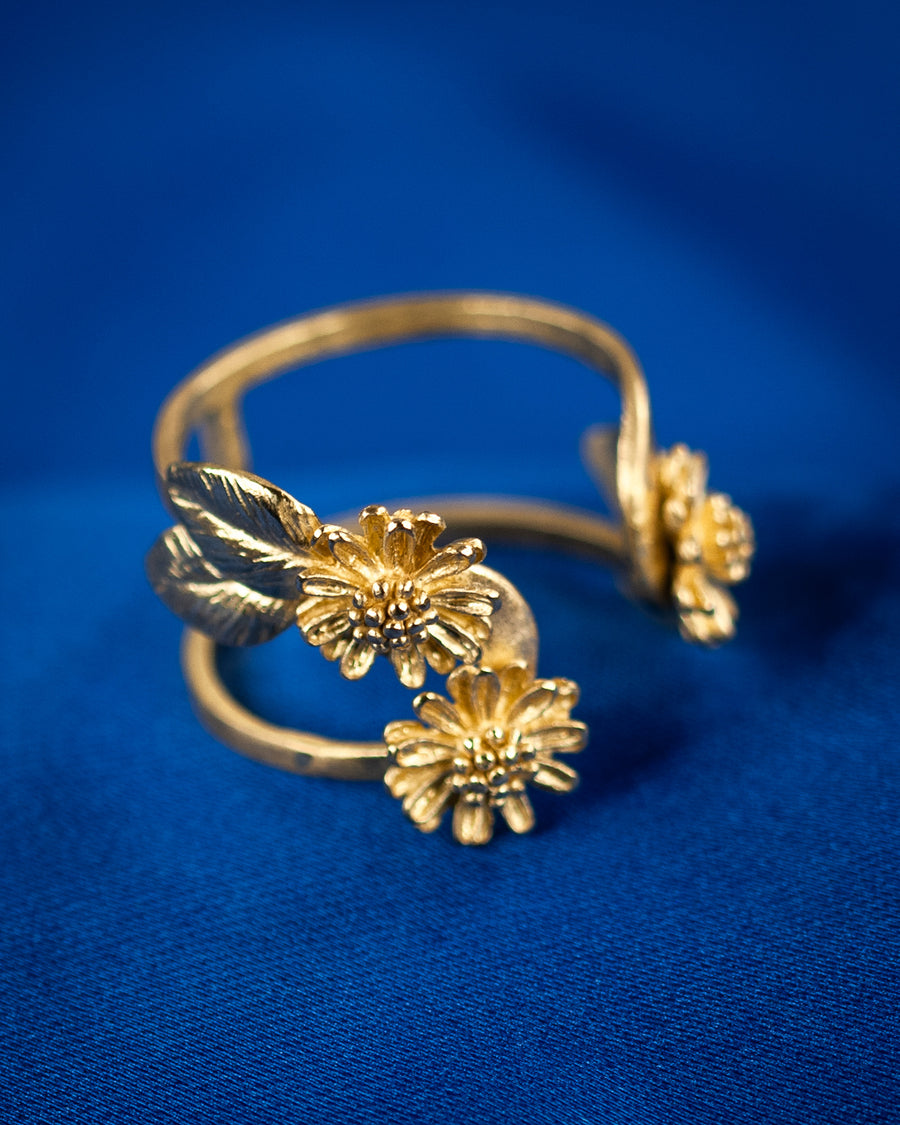 Anello linea Fiore, fiori e foglie in oro su tessuto blu